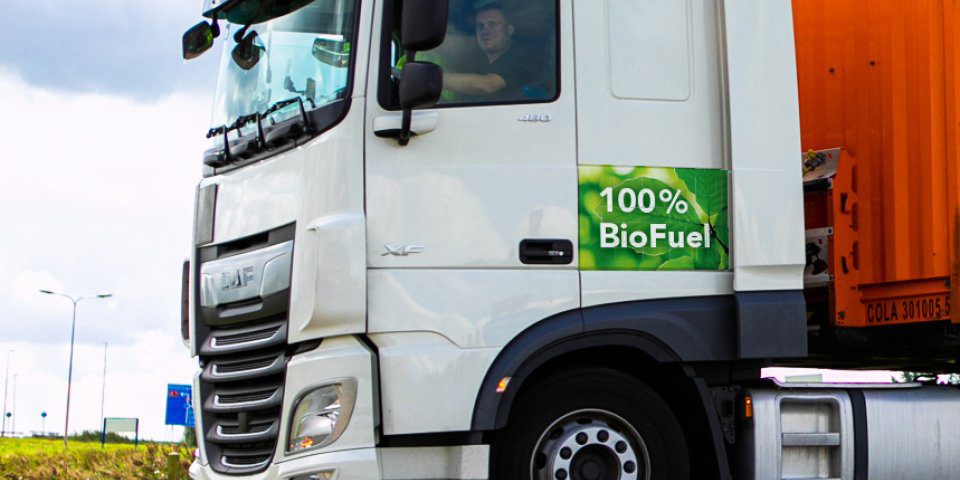 Bild som visar fronten på en lastbil märkt med "100% biofuel".